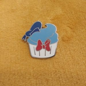 Donald Duck Cupcake Disney Pin
